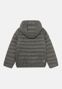 Polstret, hettejakke i mørkegrå, med horisontal quilting, høy krage og en glatt, lett shiny tekstur.