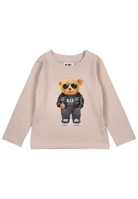 Beige Langarmshirt mit einem Aufdruck eines Bären in Sonnenbrille, schwarzer Jacke, dunkler Hose und Sneakers auf der Vorderseite. Weicher Stoff.