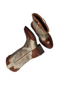 Bruine en gouden cowboylaarzen met een gestructureerde afwerking, voorzien van decoratieve stiksels en een sterdetail, korte schacht en een blokhak.