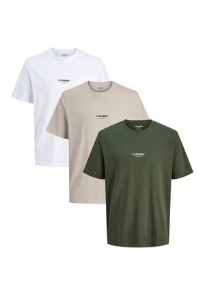 Tre T-shirts staplade: vit, beige och mörkgrön. Var och en har rundad halsringning och en liten svart logotyp på bröstet. I bomullsmaterial, kortärmade.