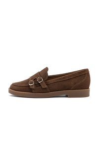 Mocassino in suede marrone con doppie fibbie in argento, dettagli cuciti e suola in gomma marrone bassa.