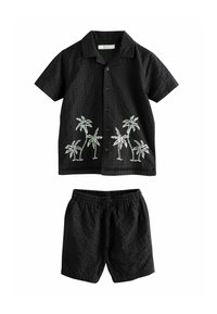 Schwarzes Kurzarmhemd mit weißem Palmenstickerei und passenden schwarzen Shorts mit elastischem Bund. Leichter, strukturierter Stoff.