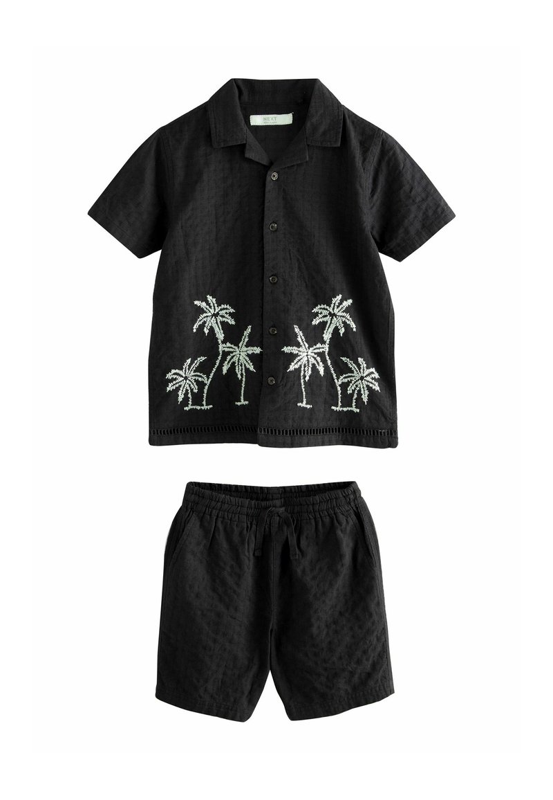 Schwarzes Kurzarmhemd mit weißem Palmenstickerei und passenden schwarzen Shorts mit elastischem Bund. Leichter, strukturierter Stoff.