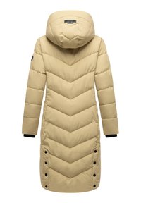 Lang, beige pufferjakke med et chevron mønster, hætte og knaplukninger i siden. Har sorte manchetter for ekstra kontrast.