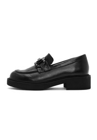 Zwarte leren loafers met een lage blokhak, voorzien van een decoratieve gespaccent en een gladde oppervlakt met minimale stikdetails.
