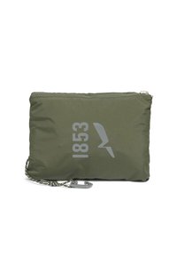 Pochette en tissu vert olive avec fermeture éclair, logo embossé "1853" et bandoulière en chaîne amovible ; texture lisse et forme rectangulaire.