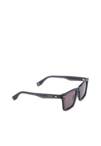 Lunettes de soleil rectangulaires noires avec verres foncés et branches texturées, marquées du logo "Police" sur le côté.