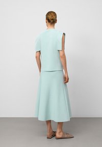 ADOLFO DOMINGUEZ - T-shirt z nadrukiem