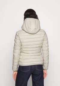 Hellbeige Daunenjacke mit einem gesteppten Design und Kapuze. Sie verfügt über lange Ärmel und eine leicht taillierte Silhouette. Robuster Stoff.