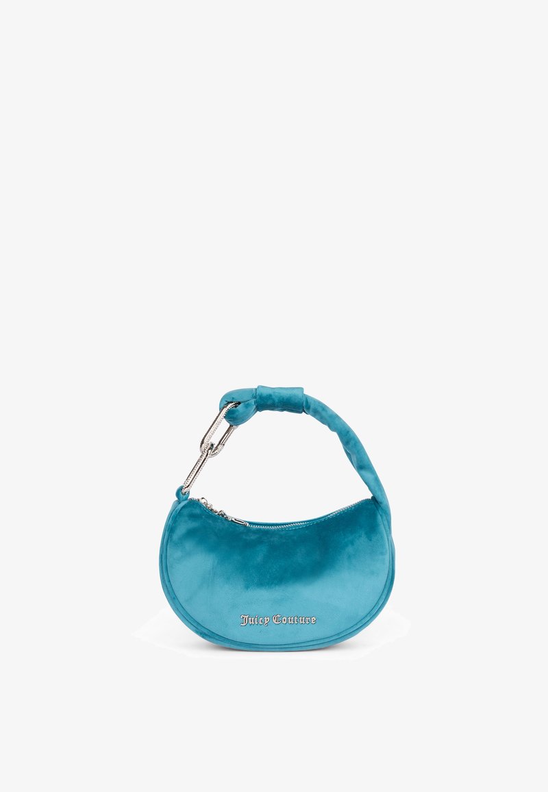 Sac à main en velours turquoise en forme de croissant avec une poignée torsadée et des ferrures en argent. Présente le logo "Juicy Couture" sur le devant. Fermeture éclair.