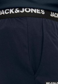 Boxers en coton bleu marine avec une taille noire comportant le texte blanc "JACK & JONES". Texture lisse et coupe classique.