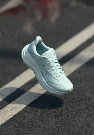 Scarpa da ginnastica azzurro chiaro con parte superiore in mesh traspirante, suola ammortizzata e design testurizzato. Dotata di lacci e marchio HOKA.