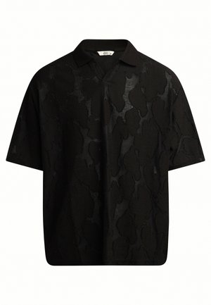 Svart kortermet polo skjorte med et teksturert, abstrakt mønster. Kragen er flat og litt åpen, noe som gir et mer avslappet design.
