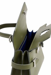 Borsa a mano in pelle verde con design strutturato, interno blu, dotata di accessori in argento, una tracolla e una chiusura sicura.