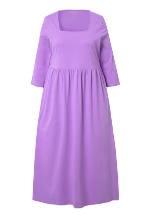 Abito di cotone viola con scollo a quadrato, maniche lunghe e vita arricciata, che si apre in una gonna fluida. Texture liscia e colore uniforme.