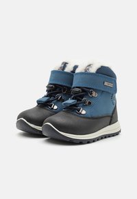Bottes imperméables pour enfants en bleu et noir, avec une doublure blanche duveteuse, un embout renforcé et une semelle extérieure en caoutchouc durable avec un système de laçage.