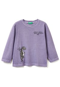 Fioletowa, długosleeve koszulka wykonana z miękkiej bawełny, z szarym graficznym smokiem i napisem "Dom to miejsce, gdzie są szczęśliwe smoki" na przodzie.