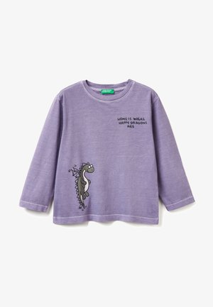Lila Langarm-T-Shirt aus weicher Baumwolle, mit einem grauen Drachenmotiv und dem Text "Zuhause ist da, wo glückliche Drachen sind" auf der Vorderseite.