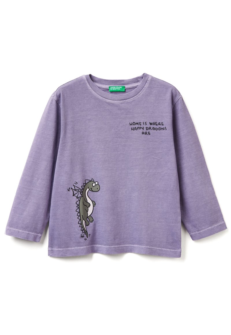 Fioletowa, długosleeve koszulka wykonana z miękkiej bawełny, z szarym graficznym smokiem i napisem "Dom to miejsce, gdzie są szczęśliwe smoki" na przodzie.