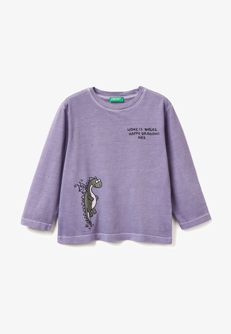 Fioletowa, długosleeve koszulka wykonana z miękkiej bawełny, z szarym graficznym smokiem i napisem "Dom to miejsce, gdzie są szczęśliwe smoki" na przodzie.