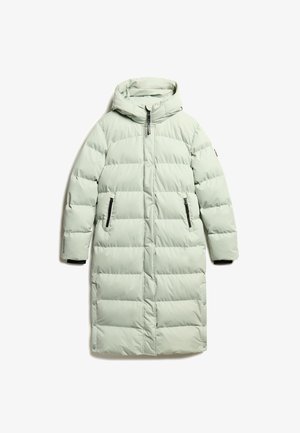 Abrigo acolchado en verde claro con capucha, que presenta un cierre de cremallera frontal, dos bolsillos laterales y puños elásticos. Textura suave con patrón en cuadrícula.