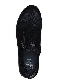 Zwarte sneaker van mesh en suède materiaal, met een ronde neus, textuur bovenkant, platte veters en een zijrits. Bevat een logo op de binnenzool.