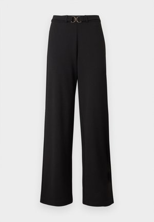 Schwarze High-Waist-Hosen mit weitem Bein, versehen mit einem Stoffgürtel und einer goldfarbenen Metallschnalle in der Taille.