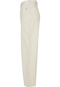 Lichtbeige katoenen broek met een rechte pijp. Voorzien van zijzakken, achterzak met klep en een subtiele textuur. Knoopsluiting aan de taille.