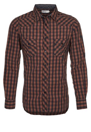 Chemise homme à manches longues avec motif à carreaux marron et noir et deux poches poitrine à boutons.