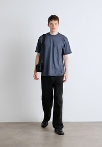 Calvin Klein Jeans LABEL RELAXED TEE - Osnovna majica kratkih rukava - ebony