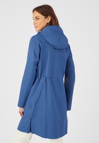 Abrigo impermeable azul con capucha, cintura ajustable con cordón, mangas largas y cremalleras laterales. Textura suave y diseño de longitud media.