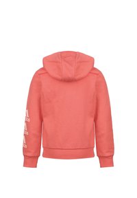 Sudadera con capucha en color rosa coral con bolsillo tipo canguro, puños y bajo acanalados. Presenta tres logotipos blancos de Adidas en la manga derecha.