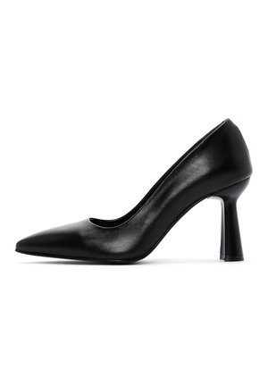 Escarpin à talon haut pour femme en cuir noir avec bout pointu et talon bloc évasé, présenté de profil sur fond blanc.