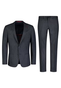 Dunkelgrau Anzug mit strukturierter Stoff beschleunigt einen Ein-Knopf-Blazer und flach geschnittene Hosen mit verstellbarem Kordelzug. Rote Innenfutterdetails.