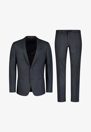 Dunkelgrau Anzug mit strukturierter Stoff beschleunigt einen Ein-Knopf-Blazer und flach geschnittene Hosen mit verstellbarem Kordelzug. Rote Innenfutterdetails.