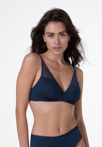 Bralette blu navy con un design testurizzato, dettagli in pizzo, spalline regolabili e scollatura a V per una vestibilità femminile.