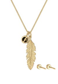 Goldene Kettenhalskette mit einem detaillierten Federschmuckstück und einem kleinen runden Charm, begleitet von einem Paar schlichten goldenen Steckerohrringen.