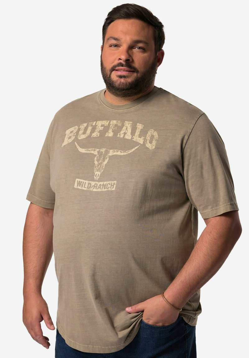 Oliivinvihreä lyhythihainen t-paita, jossa on pyöreä kaula-aukko, ja siinä on kermaisen värinen grafiikka buffalon kallosta sekä teksti "BUFFALO WILD-RANCH".