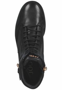 Svarta läderankelboots med rund tå, snörning framtill och dragkedja, prydda med guldtonade detaljer på kragen. Slät textur.