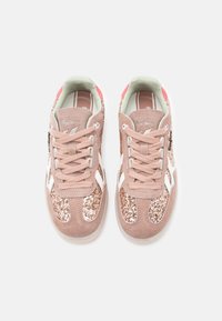 Ružové semišové tenisky s trblietavými detailmi, bielymi bočnými pruhmi a korálovou pätovou záložkou. Majú šnurovací dizajn a vypchávaný jazyk.