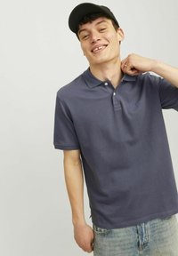 Polo tričko s krátkým rukávem v tmavě námořnické barvě z bavlny, s klasickým límečkem, třemi knoflíky a jemně vyšitým logem na hrudi.