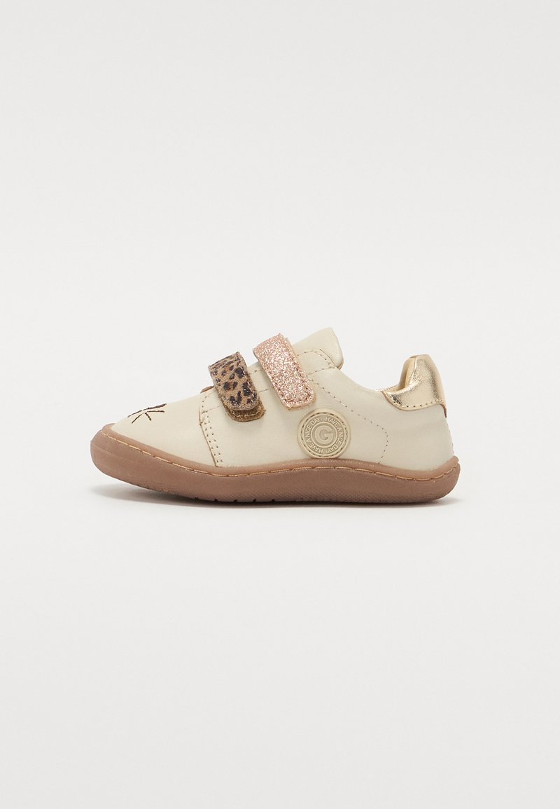 Beigās bērnu kurpes ar Velcro siksnām, leopardu un mirdzošām akcentiem, apaļa purngala forma, noapaļots aizmugure un teksturēta gumijas zole.