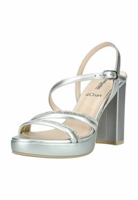 Sandale argentée à talon haut avec talon bloc, trois brides avant dont une ornée de strass, et une bride de cheville réglable avec boucle.