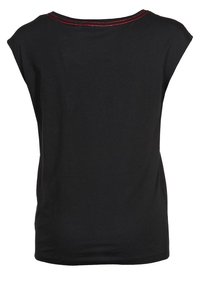 Sort t-shirt med korte ærmer og rund halsudskæring, der har rød metallisk syning langs kraven. Lavet af blødt, letvægts stof.