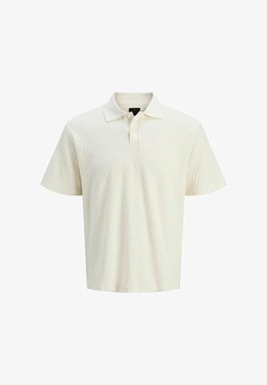Polo à manches courtes en crème avec un motif en losanges texturé, comprenant un col classique et une patte de boutonnage à trois boutons.