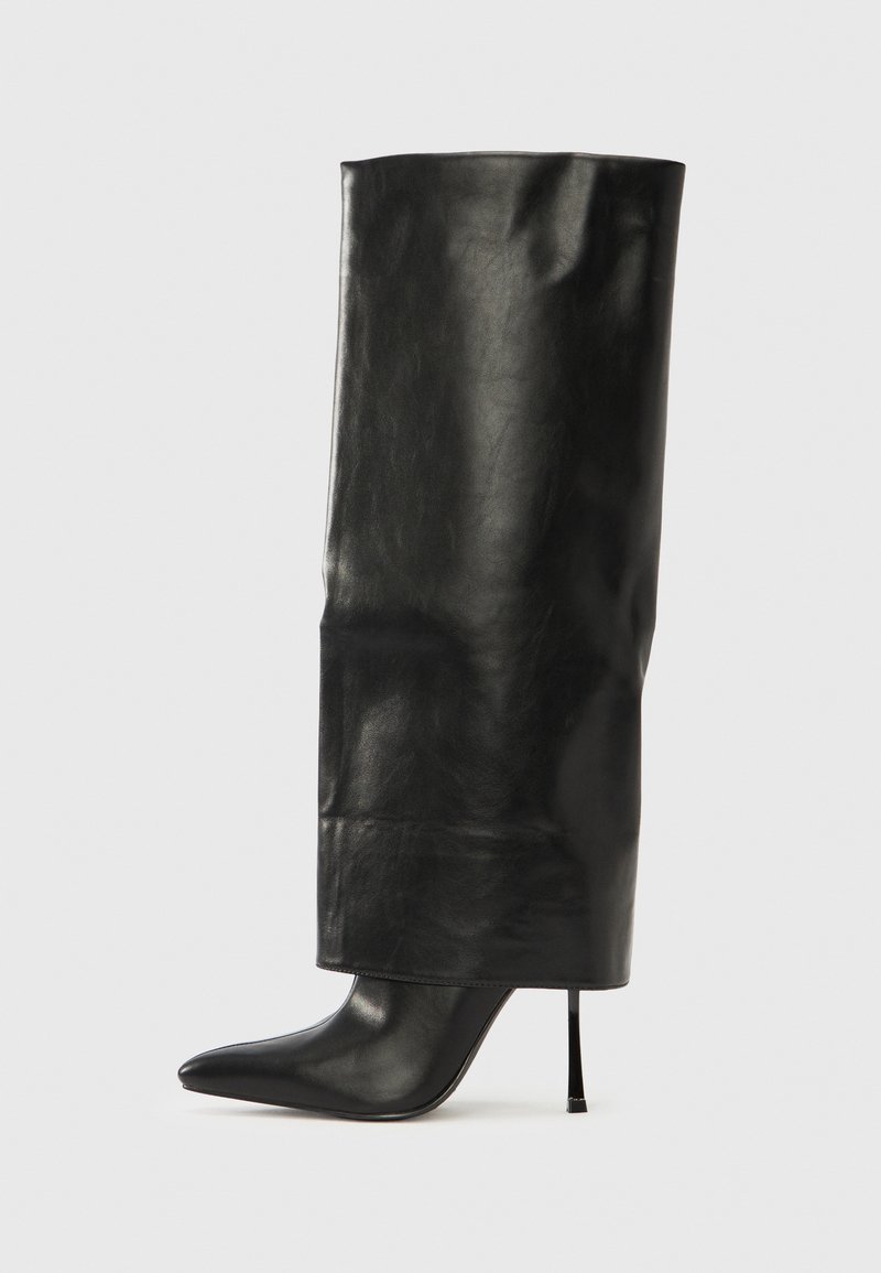 Bota alta de cuero negro con tacón alto, caña alta doblada, puntera puntiaguda y tacón de aguja delgado, con textura lisa y diseño minimalista.