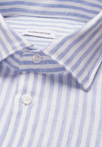 Chemise habillée à rayures verticales bleu clair et blanc avec col boutonné et étiquette de marque visible « seidensticker ».