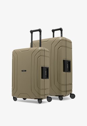 Dos maletas beige de carcasa dura con asas telescópicas, cuatro ruedas cada una y cerraduras de combinación integradas sobre un fondo blanco.