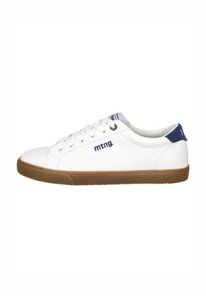 Zapatillas blancas con una textura de cuero suave, con un acento en azul marino en el talón, una suela de goma texturizada y cordones blancos. Logo "mtng." visible.