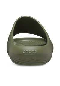 Olivgrüne Crocs-Sandale mit strukturiertem Fußbett und erhöhtem Rückenriemen, von hinten auf weißem Hintergrund gezeigt.